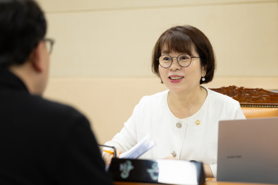 '제336회 구로구의회 정례회 회기중 운영위원회 행정사무감사' 게시글의 사진(6) '[크기변환]방은경 (2).JPG'
