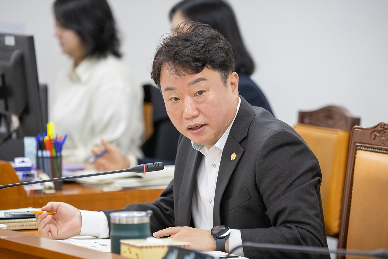 '제339회 구로구의회 임시회 회기중 행정기획위원회 안건심사' 게시글의 사진(8) '09.jpg'