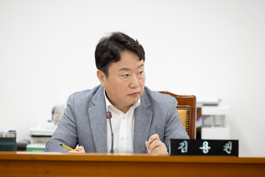 '제337회 구로구의회 임시회 회기중 행정기획위원회 2025년도 제1회 추가경정예산안 예비심사' 게시글의 사진(7) '[크기변환]김용권 (8).JPG'