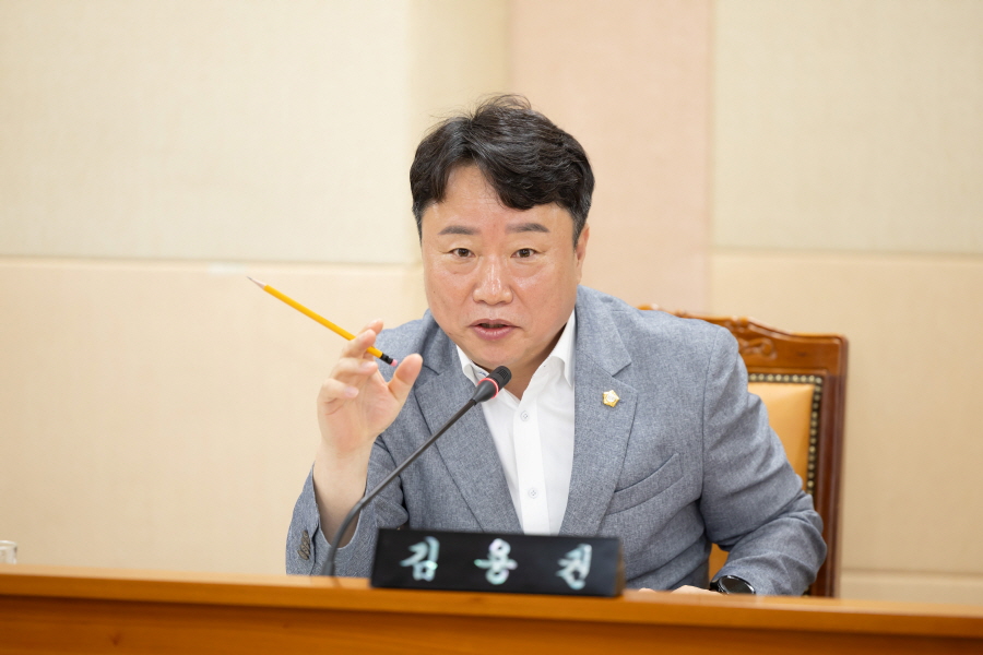 '제328회 구로구의회 임시회 폐회중 운영위원회 회의' 게시글의 사진(7) '크기변환_김용권 (2).JPG'
