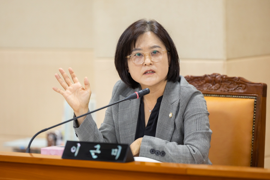 '제349회 구로구의회 정례회 회기중 복지건설위원회 2026년도 제2회 추가경정예산안 예비심사' 게시글의 사진(7) '[크기변환]이근미 (4).JPG'