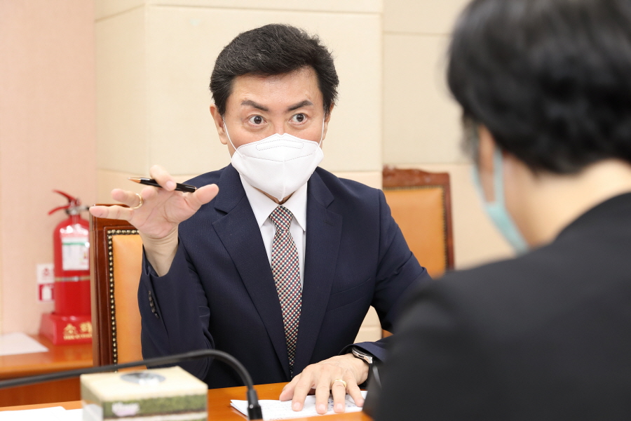 '제312회 구로구의회 정례회 회기중 운영위원회 행정사무감사' 게시글의 사진(7) '크기변환_김철수_국 (6).JPG'