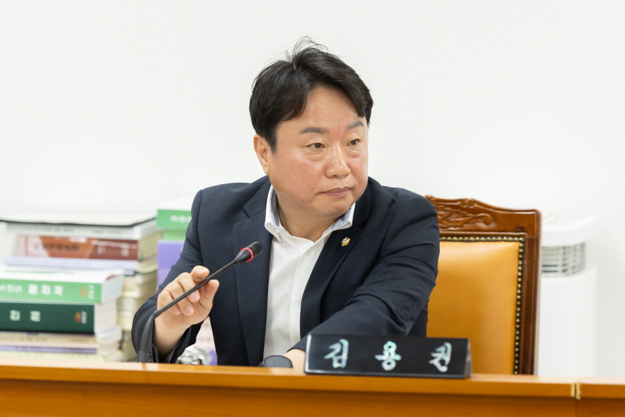 '제336회 구로구의회 정례회 회기중 행정기획위원회 안건심사' 게시글의 사진(7) '[크기변환]김용권 (12).JPG'