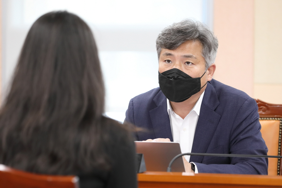 '제312회 구로구의회 정례회 회기중 운영위원회 행정사무감사' 게시글의 사진(5) '크기변환_김영곤 (11).JPG'