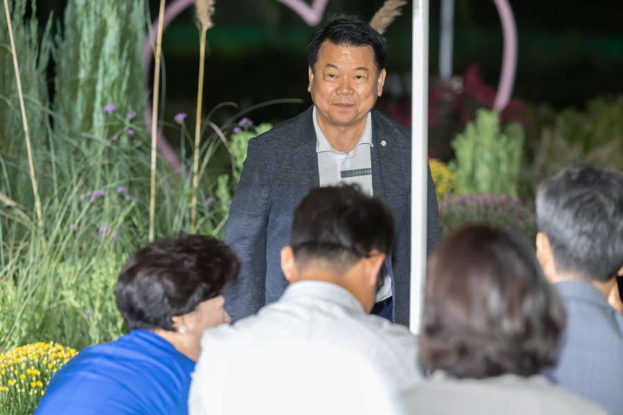 '2025년 어울림정원 빛축제 점등식' 게시글의 사진(10) '[크기변환]변정열.JPG'