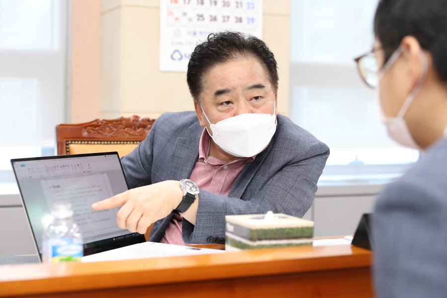 '제312회 구로구의회 정례회 회기중 운영위원회 행정사무감사' 게시글의 사진(4) '크기변환_정대근 (4).JPG'