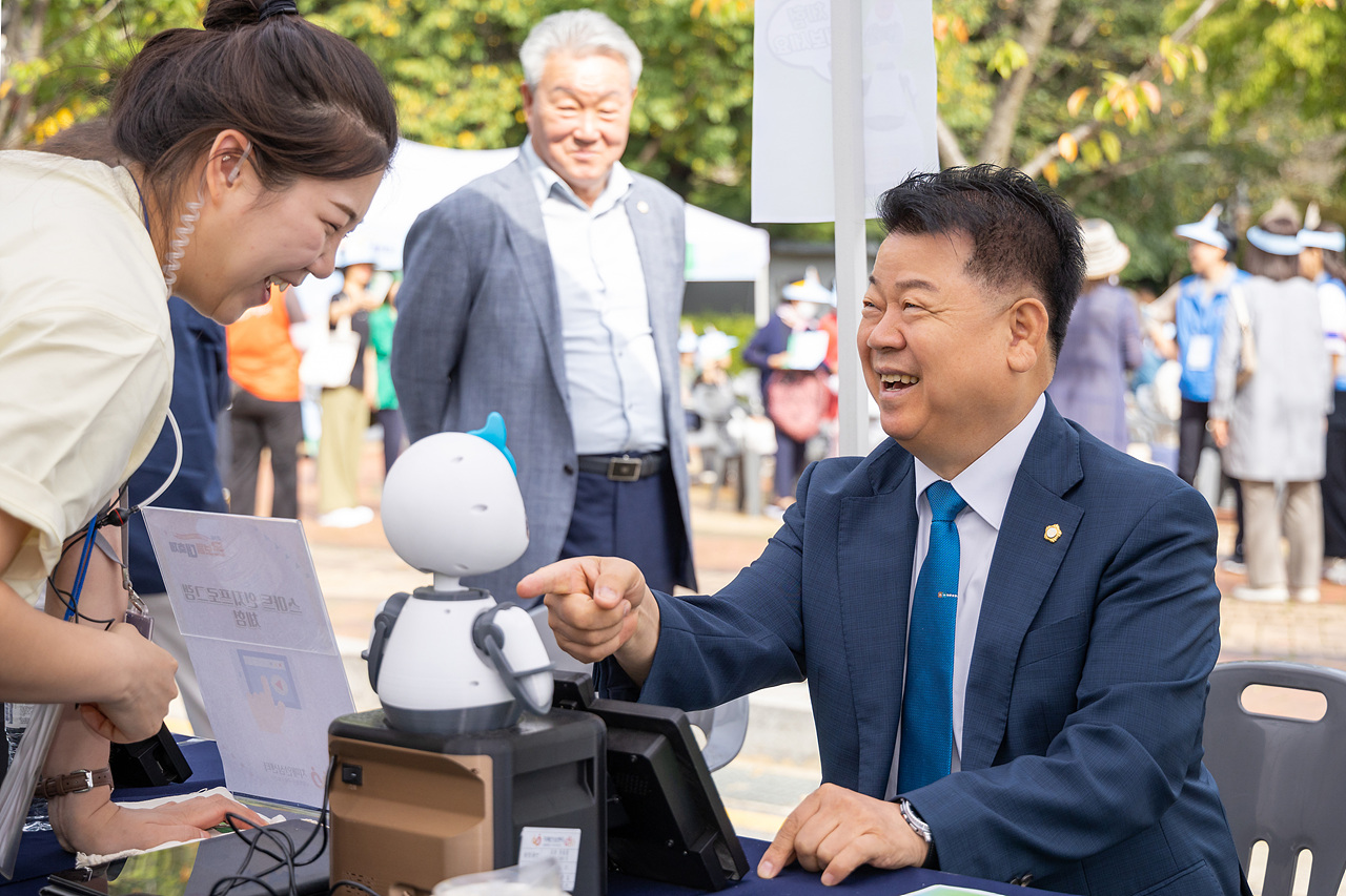 '기억튼튼공원 조성 및 치매극복의 날 기념 '제3회 온보듬 대축제'' 게시글의 사진(13) '13.jpg'