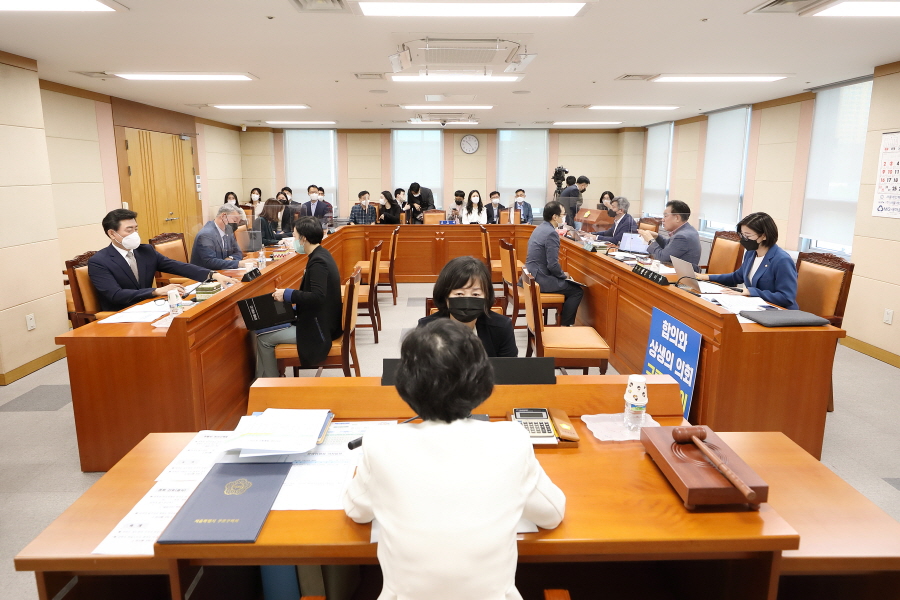 '제312회 구로구의회 정례회 회기중 운영위원회 행정사무감사' 게시글의 사진(9) '크기변환_이명숙,김미주,정대근,김영곤,김철수_민,김철수_국,전미숙 (2).JPG'