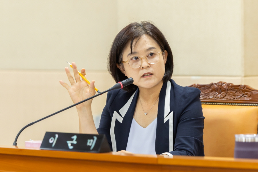 '제349회 구로구의회 정례회 회기중 복지건설위원회 안건심사' 게시글의 사진(7) '[크기변환]이근미 (3).JPG'