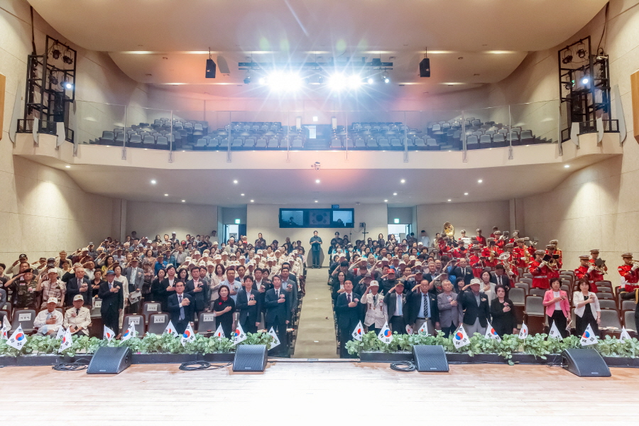 '6.25전쟁 제74주년 및 호국보훈의달 행사' 게시글의 사진(1) '크기변환_곽윤희,이명숙,곽노혁,노경숙,정대근,김철수_민,김용권,양명희,최태영,방은경,변정열,홍용민,김철수_국,전미숙 (2).JPG'