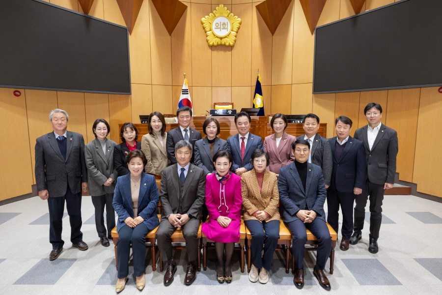 '제322회 구로구의회 정례회 제1차 본회의' 게시글의 사진(8) '크기변환_곽윤희,김영곤,이명숙,곽노혁,노경숙,변정열,홍용민,정대근,김철수_민,김용권,양명희,방은경,최태영,김철수_국,전미숙,김미주 (1).JPG'