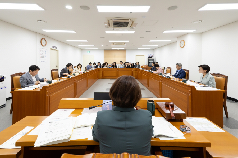 '제337회 구로구의회 임시회 회기중 행정기획위원회 2025년도 제1회 추가경정예산안 예비심사' 게시글의 사진(10) '[크기변환]030A1513.JPG'