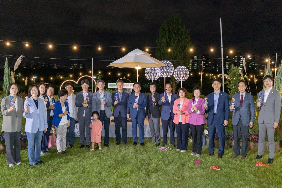'2025년 어울림정원 빛축제 점등식' 게시글의 사진(1) '[크기변환]정대근,방은경,최태영,양명희,이명숙,노경숙,변정열,홍용민,곽노혁,전미숙,이인영,윤건영,장인홍,서상열,호준석 (2)-Evoto.jpg'