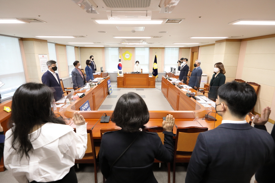 '제312회 구로구의회 정례회 회기중 운영위원회 행정사무감사' 게시글의 사진(1) '크기변환_이명숙,김미주,정대근,김영곤,김철수_민,김철수_국,전미숙 (1).JPG'