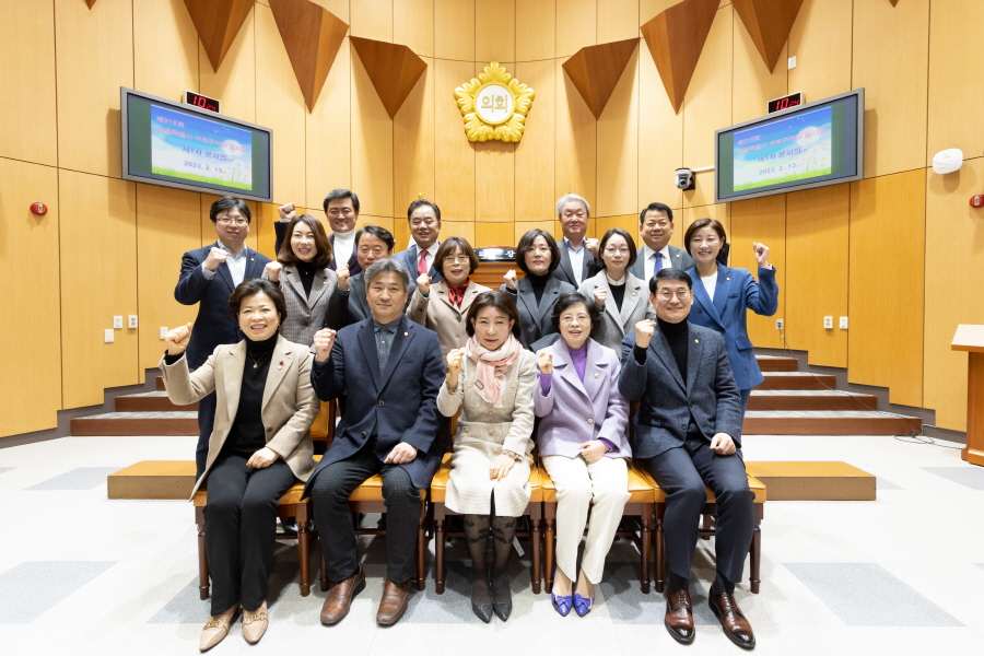 '구로구의회, 제315회 임시회 폐회' 게시글의 사진(1) '제315회 임시회 제1차 본회의 직후 단체사진.jpg'