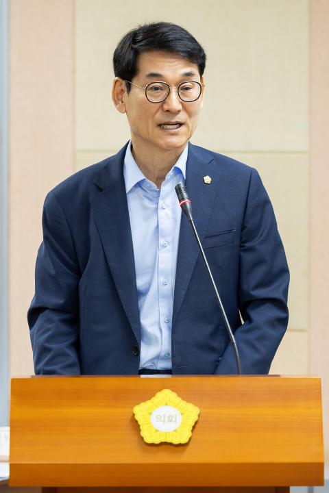'구로구의회 의원 연구단체 ‘장애인 권익 사각지대 제로 연구회’ 출범' 게시글의 사진(1) '1. 곽노혁 대표의원이 운영위에서 발언하고 있다..jpg'